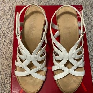 Aerosols white Luxplush memory foam sandal size 6